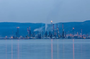 Kocaeli / Türkiye - Tupras Petrol Rafinerisi - Degirmendere Sahilinden Görünüm