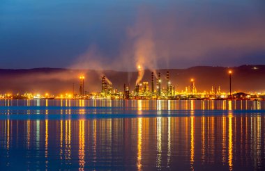 Kocaeli / Türkiye - Tupras Petrol Rafinerisi - Degirmendere Sahilinden Görünüm