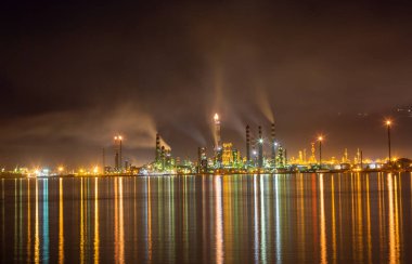 Kocaeli / Türkiye - Tupras Petrol Rafinerisi - Degirmendere Sahilinden Görünüm