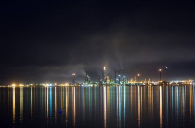 Kocaeli / Türkiye - Tupras Petrol Rafinerisi - Degirmendere Sahilinden Görünüm