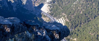 Gülek Kalesi. 1650 metre yükseklikteki kayalık, normalde alçak olan kayalık, fotoğraf çekiminde çerçevelenmediğinde uçurumun kenarındaki hissi uyandırır..