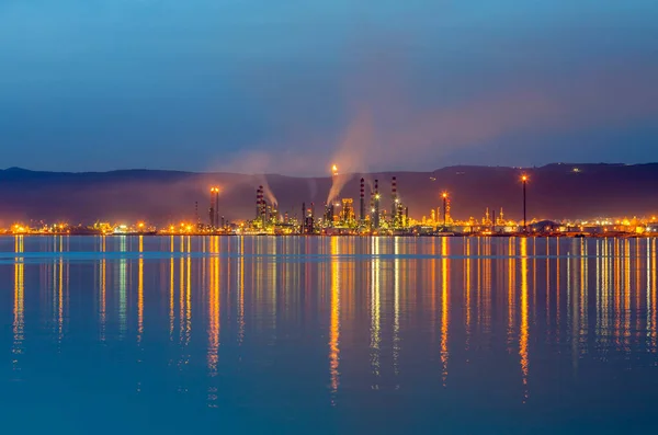 コカイリ トルコ タプラ油ラフィネル デギルメンデレ海岸からの眺め — ストック写真