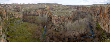 Kapadokya'daki Ihlara Vadisi. Ihlara Vadisi (Peristrema Manastırı) veya Ihlara Geçidi, Türkiye'nin yürüyüş gezileri için en ünlü vadisidir..
