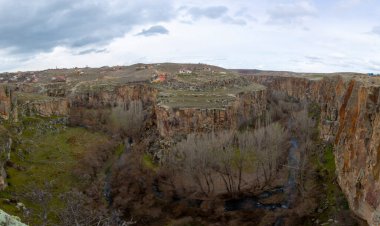 Kapadokya'daki Ihlara Vadisi. Ihlara Vadisi (Peristrema Manastırı) veya Ihlara Geçidi, Türkiye'nin yürüyüş gezileri için en ünlü vadisidir..