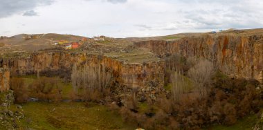 Kapadokya'daki Ihlara Vadisi. Ihlara Vadisi (Peristrema Manastırı) veya Ihlara Geçidi, Türkiye'nin yürüyüş gezileri için en ünlü vadisidir..
