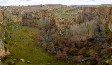 Kapadokya'daki Ihlara Vadisi. Ihlara Vadisi (Peristrema Manastırı) veya Ihlara Geçidi, Türkiye'nin yürüyüş gezileri için en ünlü vadisidir..