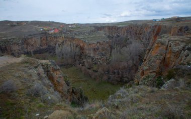Kapadokya'daki Ihlara Vadisi. Ihlara Vadisi (Peristrema Manastırı) veya Ihlara Geçidi, Türkiye'nin yürüyüş gezileri için en ünlü vadisidir..