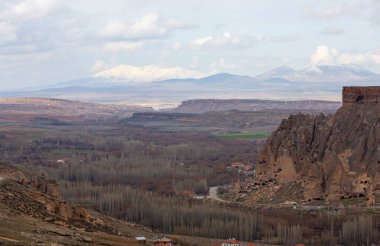 Kapadokya'daki Ihlara Vadisi. Ihlara Vadisi (Peristrema Manastırı) veya Ihlara Geçidi, Türkiye'nin yürüyüş gezileri için en ünlü vadisidir..