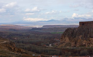 Kapadokya'daki Ihlara Vadisi. Ihlara Vadisi (Peristrema Manastırı) veya Ihlara Geçidi, Türkiye'nin yürüyüş gezileri için en ünlü vadisidir..