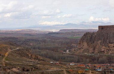 Kapadokya'daki Ihlara Vadisi. Ihlara Vadisi (Peristrema Manastırı) veya Ihlara Geçidi, Türkiye'nin yürüyüş gezileri için en ünlü vadisidir..