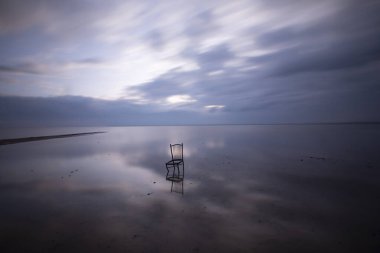 Türkiye 'nin en büyük göllerinden biri olan Tuz Golu, minimalist yansıma fotoğrafları