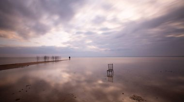Türkiye 'nin en büyük göllerinden biri olan Tuz Golu, minimalist yansıma fotoğrafları