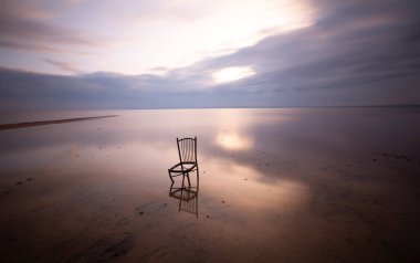 Türkiye 'nin en büyük göllerinden biri olan Tuz Golu, minimalist yansıma fotoğrafları