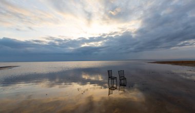 Türkiye 'nin en büyük göllerinden biri olan Tuz Golu, minimalist yansıma fotoğrafları
