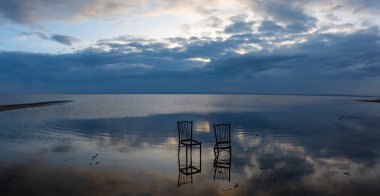 Türkiye 'nin en büyük göllerinden biri olan Tuz Golu, minimalist yansıma fotoğrafları