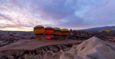Kapadokya 'da uçan balonlar, gün doğumunda Greme' de. Kapadokya tüm dünyada sıcak hava balonlarıyla uçmak için en iyi yerlerden biri olarak bilinir.. 