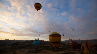 Kapadokya 'da uçan balonlar, gün doğumunda Greme' de. Kapadokya tüm dünyada sıcak hava balonlarıyla uçmak için en iyi yerlerden biri olarak bilinir.. 