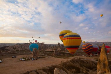 Kapadokya 'da uçan balonlar, gün doğumunda Greme' de. Kapadokya tüm dünyada sıcak hava balonlarıyla uçmak için en iyi yerlerden biri olarak bilinir.. 