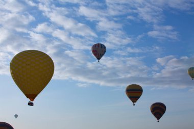 Kapadokya 'da uçan balonlar, gün doğumunda Greme' de. Kapadokya tüm dünyada sıcak hava balonlarıyla uçmak için en iyi yerlerden biri olarak bilinir.. 