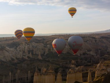 Kapadokya 'da uçan balonlar, gün doğumunda Greme' de. Kapadokya tüm dünyada sıcak hava balonlarıyla uçmak için en iyi yerlerden biri olarak bilinir.. 