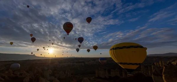 カッパドキア 日の出にグレームで飛行する気球 カッパドキアは熱気球で飛ぶのに最適な場所の一つとして世界中で知られています — ストック写真