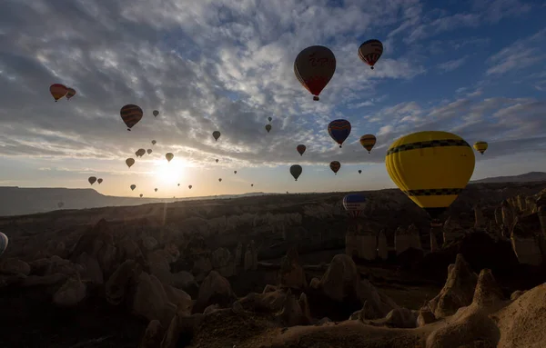 Lufik Repülnek Cappadociában Köszöntenek Napkeltekor Cappadocia Ismert Szerte Világon Mint — Stock Fotó
