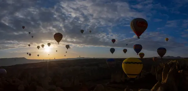 气球在卡帕多西亚飞行 日出时分在格雷米 卡帕多西亚是世界上最好的用热气球飞行的地方之一 — 图库照片