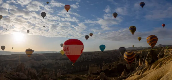 カッパドキア 日の出にグレームで飛行する気球 カッパドキアは熱気球で飛ぶのに最適な場所の一つとして世界中で知られています — ストック写真