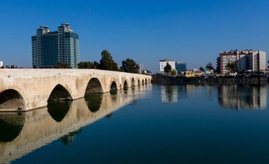 Merkez Sabanc camii ve Eski Taş Köprü, Adan - Türkiye