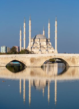 Merkez Sabanc camii ve Eski Taş Köprü, Adan - Türkiye