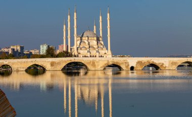 Merkez Sabanc camii ve Eski Taş Köprü, Adan - Türkiye