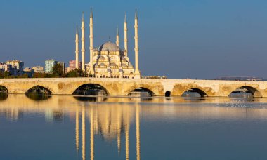 Merkez Sabanc camii ve Eski Taş Köprü, Adan - Türkiye