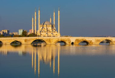 Merkez Sabanc camii ve Eski Taş Köprü, Adan - Türkiye