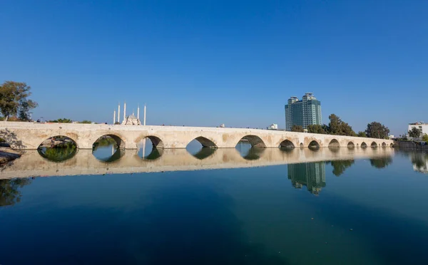 Zentrale Sabanc Moschee Und Alte Steinbrücke Adana Türkei — Stockfoto