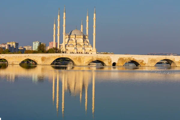 Közép Sabanc Mecset Régi Kőhíd Adana Törökország — Stock Fotó