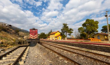 Hackr Tren İstasyonu, 1912 yılında Adana 'nın Karaisal ilçesinin Kiralan Mahallesi' nde inşa edilen Bağdat Demiryolu 'na dayanan bir tren istasyonudur..