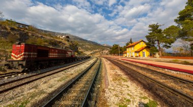 Hackr Tren İstasyonu, 1912 yılında Adana 'nın Karaisal ilçesinin Kiralan Mahallesi' nde inşa edilen Bağdat Demiryolu 'na dayanan bir tren istasyonudur..