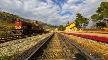 Hackr Tren İstasyonu, 1912 yılında Adana 'nın Karaisal ilçesinin Kiralan Mahallesi' nde inşa edilen Bağdat Demiryolu 'na dayanan bir tren istasyonudur..