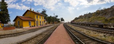 Hackr Tren İstasyonu, 1912 yılında Adana 'nın Karaisal ilçesinin Kiralan Mahallesi' nde inşa edilen Bağdat Demiryolu 'na dayanan bir tren istasyonudur..