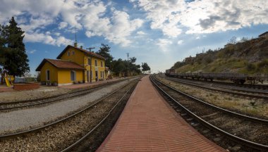 Hackr Tren İstasyonu, 1912 yılında Adana 'nın Karaisal ilçesinin Kiralan Mahallesi' nde inşa edilen Bağdat Demiryolu 'na dayanan bir tren istasyonudur..