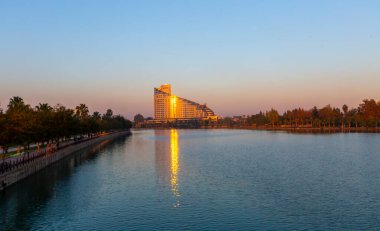 Adana Seyhan Nehri 'nde inşa edilen estetik otel. Günbatımında iyi bir yansıma sağlar.