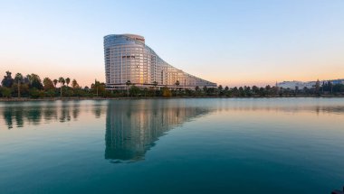 Adana Seyhan Nehri 'nde inşa edilen estetik otel. Günbatımında iyi bir yansıma sağlar.