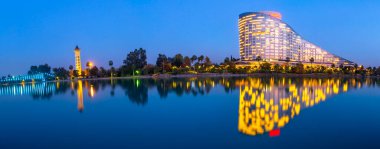 Adana Seyhan Nehri 'nde inşa edilen estetik otel. Günbatımında iyi bir yansıma sağlar.