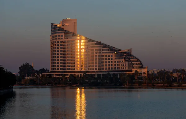 Estetyczny Hotel Zbudowany Rzece Adana Seyhan Daje Dobrą Refleksję Godzinach — Zdjęcie stockowe