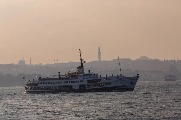 Verschillende Esthetische Ferry Collecties Onder Meest Historische Plaatsen Van Istanbul — Stockfoto