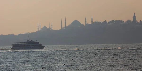 Verschillende Esthetische Ferry Collecties Onder Meest Historische Plaatsen Van Istanbul — Stockfoto