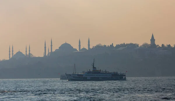 イスタンブールで最も歴史的な場所の間で異なると審美的なフェリーコレクション — ストック写真