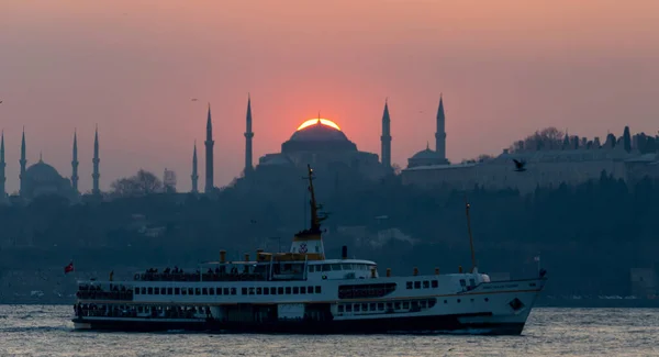 Verschiedene Und Ästhetische Fähren Sammlungen Unter Den Historischen Orten Istanbuls — Stockfoto