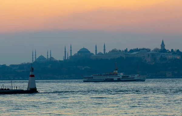 Forskjellige Estetiske Ferjesamlinger Blant Mest Historiske Stedene Istanbul – stockfoto
