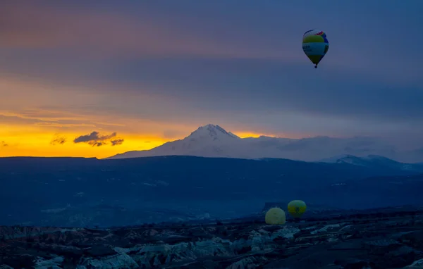 Sopečná Erciyes Hora Kayseri Východ Slunce Cappadocia Balóny Létání Kolem — Stock fotografie